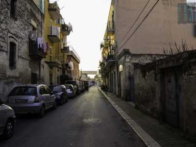 Un'altra prospettiva della strada che schiacciata tra grossi palazzi e traffico delle altre grandi arterie presenta solo case basse e diroccate e sembra separata dal resto della citt�
